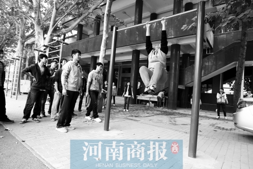 引體向上，難住不少同學