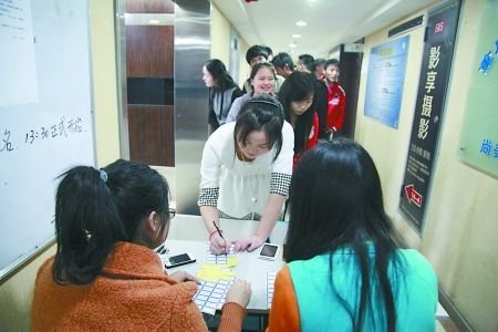 學(xué)生們?cè)谂抨?duì)交手機(jī) 學(xué)生們?cè)谂抨?duì)交手機(jī)