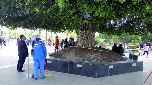 物管人員打算拆除小帳篷（白圈），小孩在一旁依依不舍