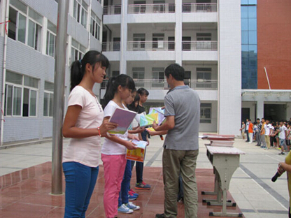 毛天福校長為獲獎(jiǎng)學(xué)生頒獎(jiǎng)