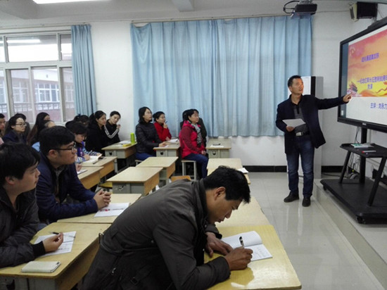 劉永力書記主講，全體黨員和教師參會(huì)聆聽