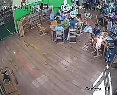 幼兒園監(jiān)控畫(huà)面顯示，小健曾被推搡、拉扯（紅箭頭處）