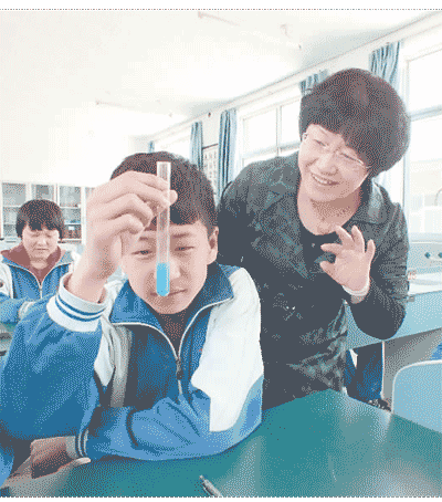 北京市密云區(qū)大城子中學(xué)，一位教師在指導(dǎo)學(xué)生做實(shí)驗(yàn)