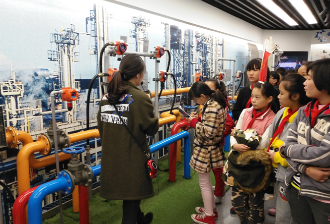 聽(tīng)到了新知識(shí)，趕緊拿出本子記下來(lái)