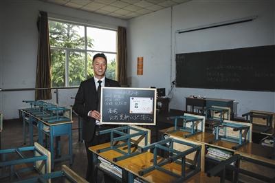 　張俊成，41歲，曾是北京大學(xué)的一名保安。1995年，通過成人高考，考上了北京大學(xué)法律系(專科)，被媒體稱為“北大保安高考第一人”，現(xiàn)為長治市一所中等職校的校長