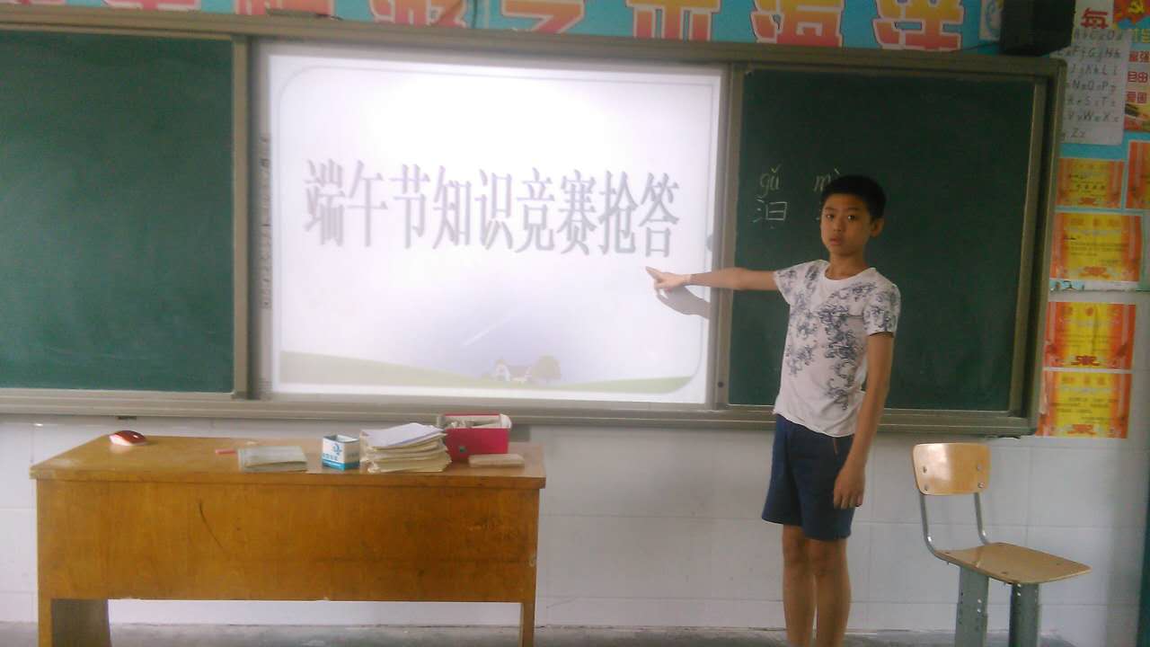 隊(duì)員們進(jìn)行端午節(jié)知識(shí)競賽活動(dòng)