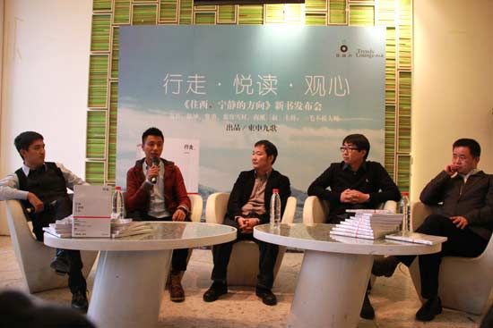 活動現(xiàn)場（左起）一毛不拔大師、陳坤、費(fèi)勇、南派三叔、慕容雪村