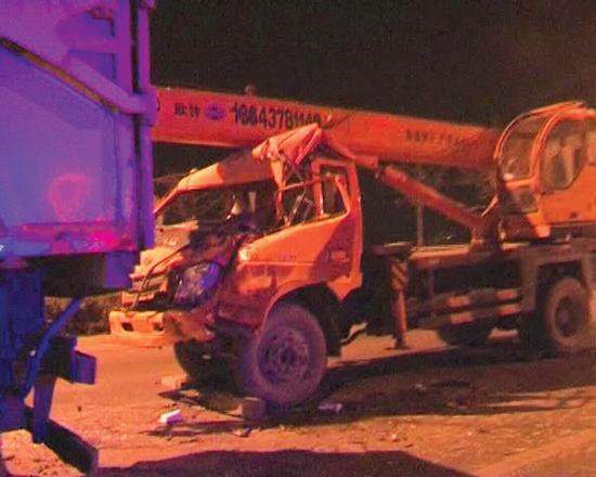 沒有駕照，還開了輛無牌吊車 能有啥結(jié)果？