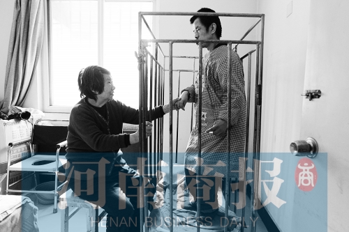 一天24小時(shí)，彭偉慶都只在鐵籠里活動(dòng) 張郁/攝