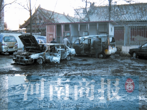 現(xiàn)場，兩輛車被燒得只剩骨架