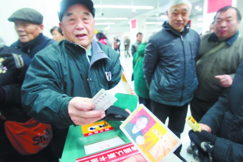 老人帶著多種證件想免費(fèi)乘車，工作人員稱沒接到通知拒絕。