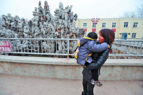 經(jīng)歷了之前的兇險，窩在媽媽懷中的亮亮看到水池，仍感到有些害怕。