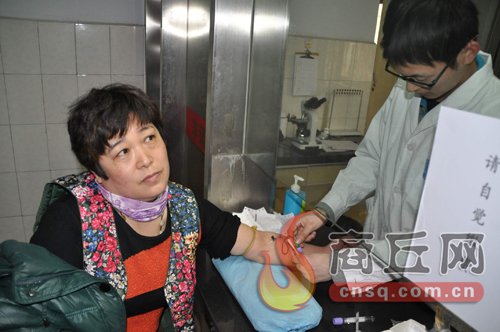 劉艷平的血樣和浙江省一位患者成功配型，1月15日下午3點，醫(yī)護人員正在為劉艷平再次抽取血樣