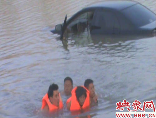 韓明、賈建峰，馮先忠三位市民奮力營救落水者