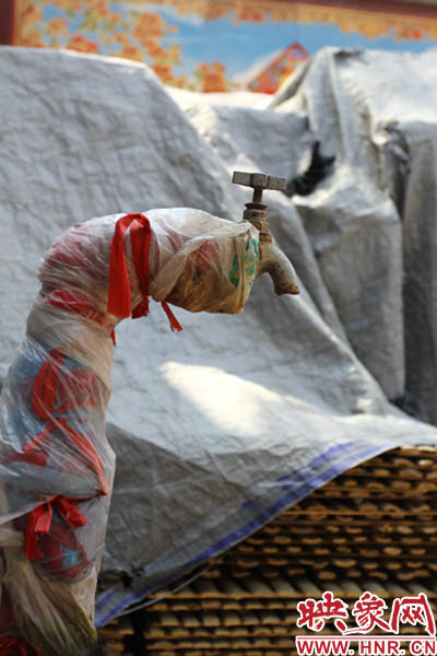 一名居民對記者說，“你擰擰水管看，俺不騙你，沒水吧？”