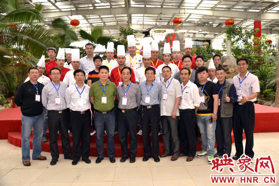 選手、工作人員和評委親密合影