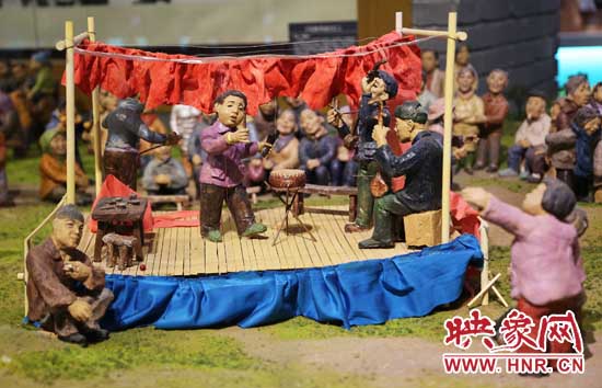 河南寶豐中華曲藝展覽館內(nèi)的說唱和聽書造型的泥塑人。（3月1日攝）