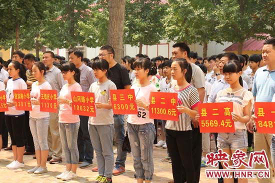 經(jīng)過(guò)一周的廣泛宣傳動(dòng)員，全縣教育系統(tǒng)共捐款174113元。