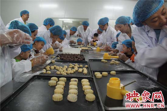 開封殘疾兒童:制作中秋月餅 體驗傳統(tǒng)文化 開封殘疾兒童:制作中秋月餅 體驗傳統(tǒng)文化