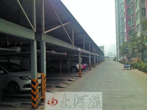 中原區(qū)新禧園小區(qū)，靠著圍墻的空地，建成兩層立體車庫。