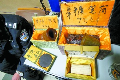 這些商品被暫扣，并根據(jù)鑒定情況對販賣者依法處罰。 記者 閆化莊 攝