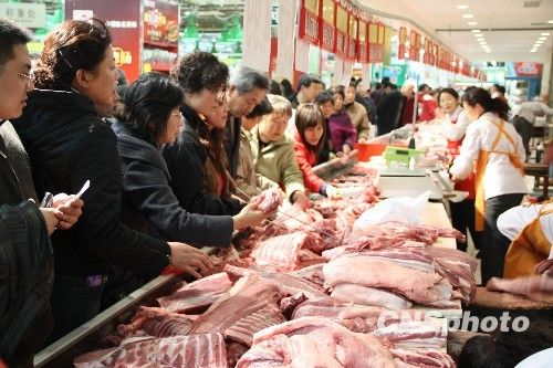 資料圖。1月份CPI等經(jīng)濟(jì)數(shù)據(jù)將于今天發(fā)布。多家機(jī)構(gòu)預(yù)計(jì)，受春節(jié)“錯(cuò)位”因素及豬肉價(jià)格回落影響，1月CPI同比漲幅在1.8%左右。從各機(jī)構(gòu)發(fā)布的報(bào)告來(lái)看，從2月開(kāi)始，CPI或?qū)⑦M(jìn)入新一輪上行周期。