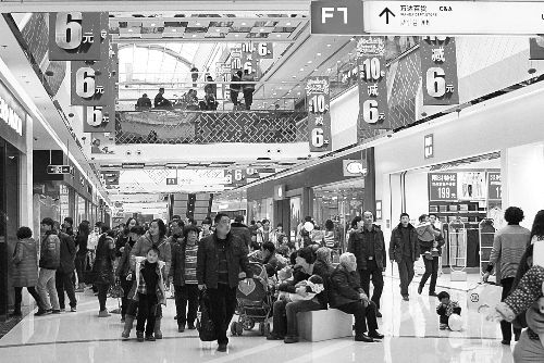  近年來，在商場(chǎng)“過年”成了很多市民的選擇。