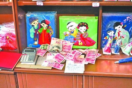 2012年6月21日，在朝鮮羅先特別市的一家商店里，柜臺上散落著一些人民幣。在朝鮮，人民幣比本國的貨幣更受歡迎。 CFP供圖