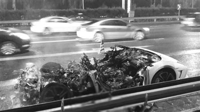 蘭博基尼自燃后報廢?！∥⒉┚W(wǎng)友 SCC寬寬 攝