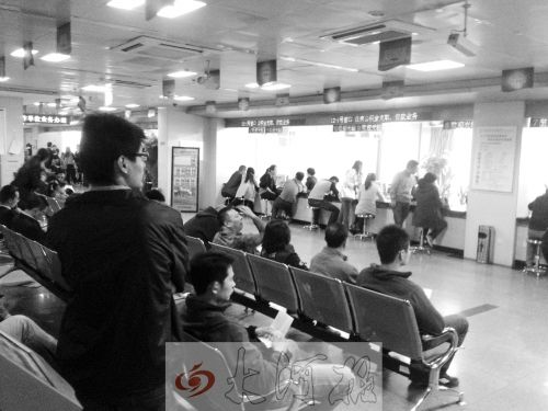 鄭州住房公積金管理中心辦事大廳，坐滿辦理業(yè)務(wù)的市民。