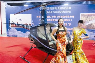 美女固然誘人，但更誘人的恐怕還是直升機(jī)