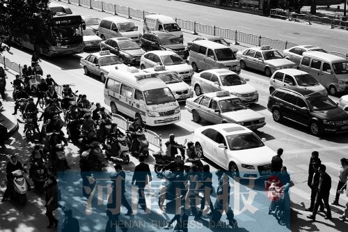 紫荊山路與商城路交叉口，見無車讓行，一輛救護(hù)車只好選擇右轉(zhuǎn)車道直行 記者 邱曉峰/攝