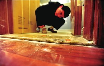 新房地板瓷磚有裂痕。 本報記者 陶冉 攝