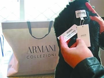 紀(jì)萬昌展示其中一件阿瑪尼女皮衣。