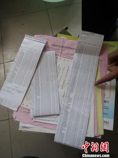 圖為王澤母睿收集的話費詳單等證據(jù)。 白琥 攝