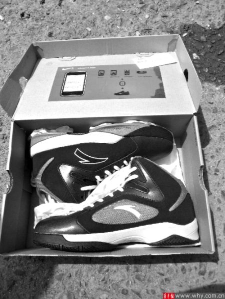 劉先生下單訂購的運(yùn)動鞋包裝為“耐克”，里面卻是“安踏”。 受訪者供圖