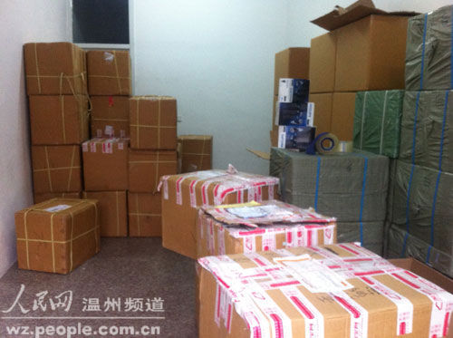 圖為羅某造假倉庫里已打包準備發(fā)貨的假剃須刀成品