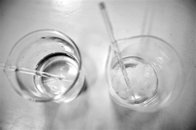 溶解檢測法中，左邊溶入真蠶絲的液體變得渾濁，完全溶解。