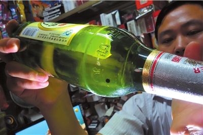 這瓶未開封的燕京啤酒內(nèi)有一顆黑色懸浮物。京華時(shí)報(bào)記者 徐曉帆 攝