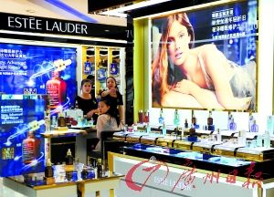 今年以來(lái)，雅詩(shī)蘭黛等大牌化妝品相繼被檢出不合格產(chǎn)品。（圖片來(lái)源：廣州日?qǐng)?bào) 王燕攝）