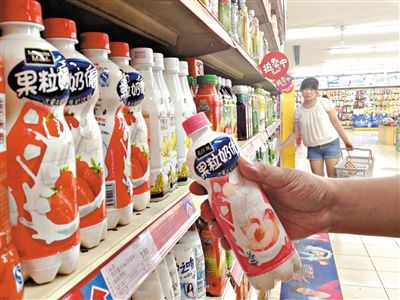 昨日，勁松京客隆超市貨架上，可口可樂果粒奶優(yōu)仍在售?？煽诳蓸饭咀蛉瞻l(fā)表聲明稱，已使用25公斤可能受到肉毒桿菌污染的乳粉，用于生產(chǎn)個別批次的美汁源果粒奶優(yōu)。新京報(bào)記者 韓萌 攝