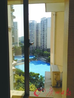 番禺某養(yǎng)老公寓外可見室外泳池。羅樺琳/圖