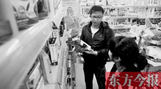 大學(xué)生創(chuàng)業(yè)孵化園內(nèi)，大學(xué)生S團(tuán)實(shí)體店的工作人員在向兩個(gè)同學(xué)推介商品