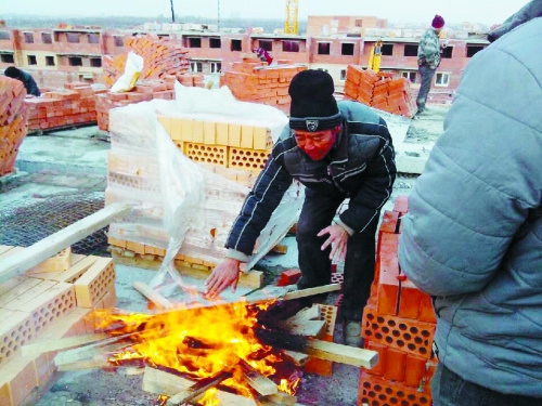 在俄羅斯工地打工時，因為天太冷，工人不得不在工地生火取暖。（圖由方先生提供）