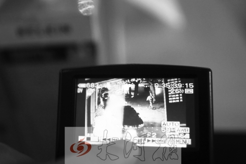 人民路上的這家商店,夜間疑被一男子隔著門(mén)縫用長(zhǎng)竿偷走一臺(tái)蘋(píng)果ipad air。