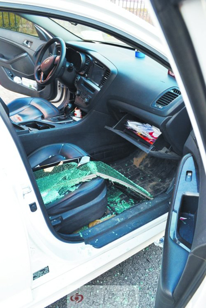 車玻璃被砸碎，車內(nèi)被翻動。