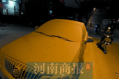拆遷現(xiàn)場(chǎng)，途經(jīng)的汽車(chē)遭了殃，落了厚厚一層灰