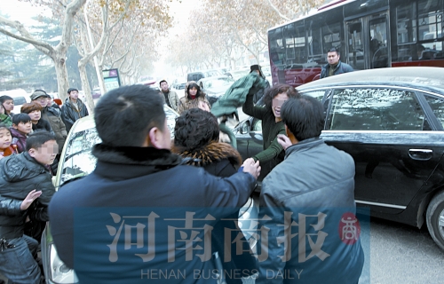 兩名女子廝打在一起，民警上前勸架