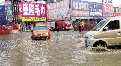 這里積水一個月不退，商戶傷透腦筋。