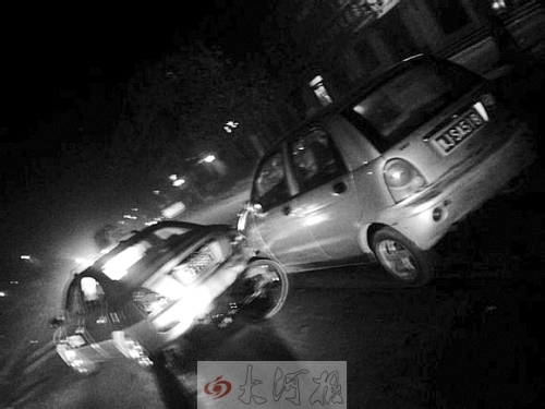 撞上出租車QQ才停下，兩車間還夾著一輛自行車。